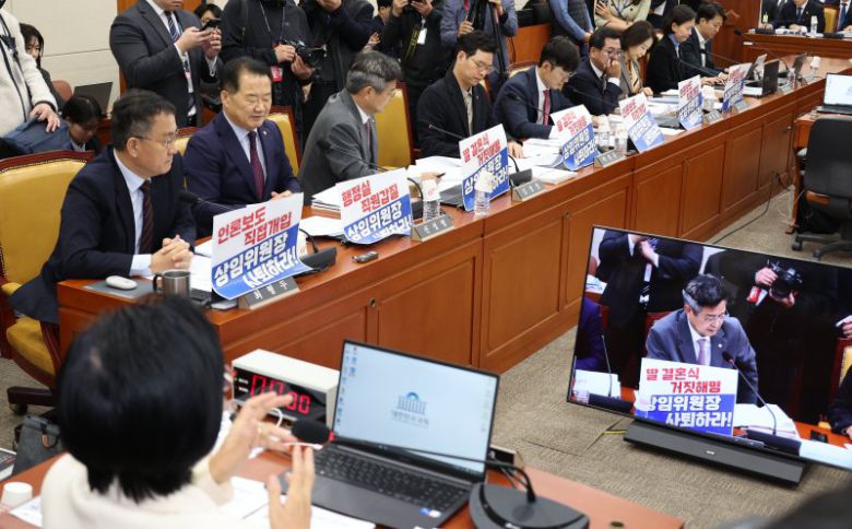 국회 과학기술정보방송통신위원회 국민의힘 의원들이 29일 서울 여의도 국회에서 열린 국정감사에서 노트북에 최민희 위원장을 규탄하는 피켓을 부착한 뒤 감사를 진행하고 있다. /사진=뉴시스