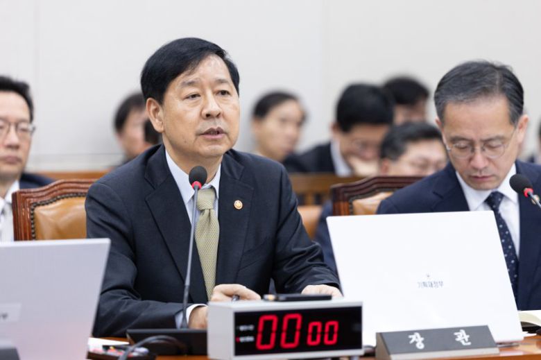 구윤철 경제부총리 겸 기획재정부 장관이 30일 서울 여의도 국회에서 열린 기획재정위원회 기획재정부 등에 대한 국정감사에 출석해 의원 질의에 답변하고 있다. 뉴스1