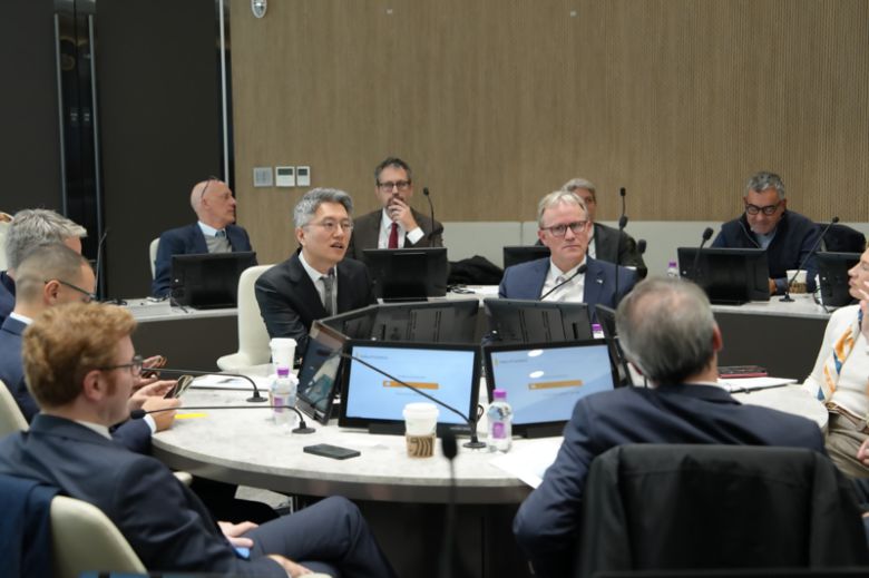 지난 29일 경기 성남시 카카오모빌리티 사옥을 방문한 유럽의회 교통관광위원회 소속 의원들이 카카오모빌리티 관계자들 함께 미래 모빌리티 기술에 대해 논의하고 있다. 류긍선 카카오모빌리티 대표, 옌스 기에세케 유럽의회 교통관광위원회 대표단장(중앙 왼쪽부터). 카카오 제공