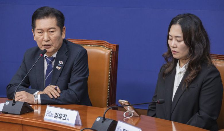 정청래 더불어민주당 대표가 30일 국회에서 12.29 여객기 참사 유가족협의회를 만나 발언을 하고 있다. 연합뉴스