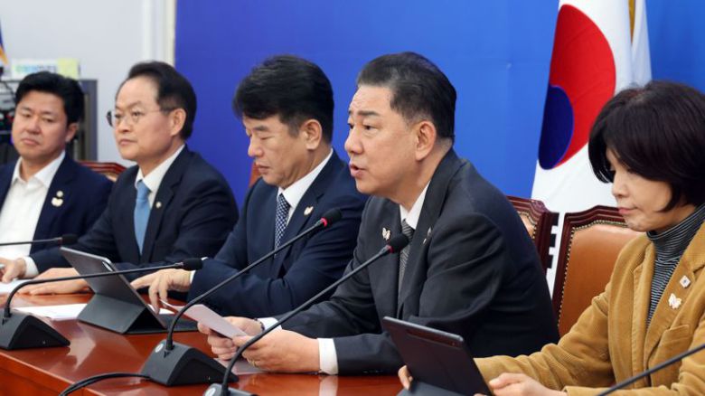 더불어민주당 김병기 원내대표가 30일 국회에서 열린 국정감사 대책회의에서 발언하고 있다. 사진=서동일 기자