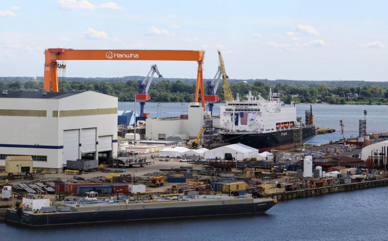 지난 8월 26일(현지시간) 미국 펜실베이니아주 필라델피아의 한화필리조선소에 미국 해양청 발주 국가안보 다목적선 '스테이트 오브 메인'호가 정박해 있다.                                       지난 22일 경남 거제시 한화오션 거제사업장에서 열린 장보고-Ⅲ Batch-Ⅱ 1번함인 장영실함 진수식. 뉴시스·뉴스1