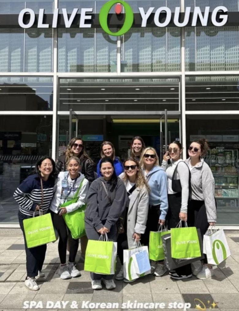 LA다저스 주전 포수 윌 스미스의 아내 카라 스미스가 인스타그램에 올리브영을 방문한 뒤 자신의 인스타그램 계정에 올린 인증샷. /사진=인스타그램 캡처