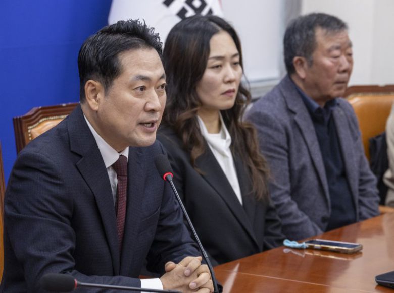 장동혁 국민의힘 대표가 30일 국회에서 12.29 여객기 참사 유가족협의회 대표단을 만나 발언을 하고 있다. 연합뉴스