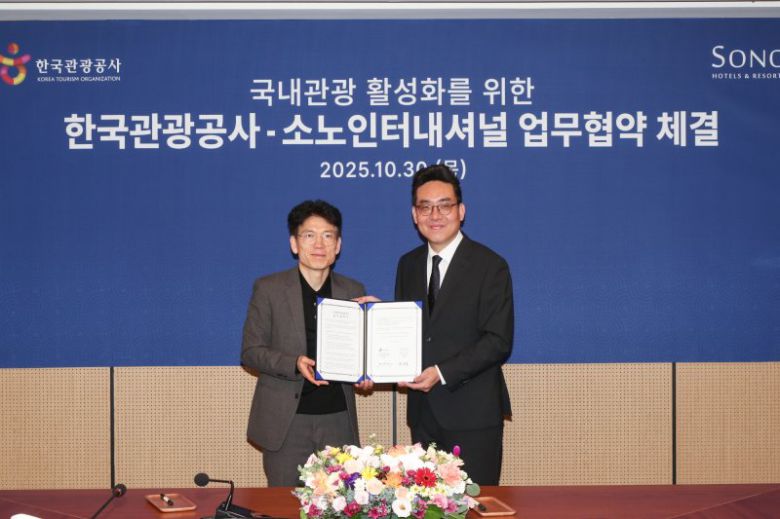 이상민 한국관광공사 국민관광본부장 직무대리(왼쪽)와 최종훈 소노인터내셔널 부대표가 국내관광 활성화를 위한 업무협약 체결 후 기념촬영을 하고 있다. 한국관광공사 제공