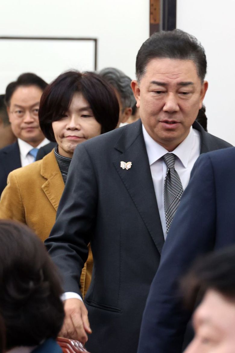 더불어민주당 김병기 원내대표와 한정애 정책위의장이 30일 국회에서 열린 국정감사 대책회의에 참석하고 있다. 사진=서동일 기자