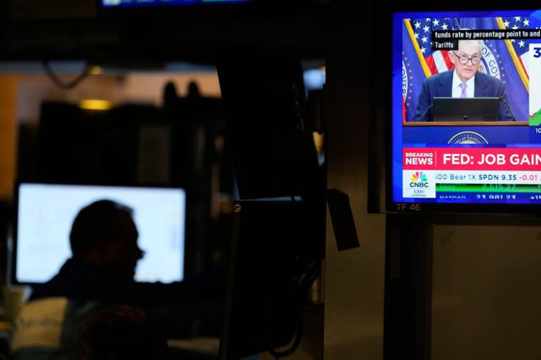 미국 뉴욕 뉴욕증권거래소(NYSE)에 29일(현지시간) 제롬 파월 연방준비제도(연준) 의장의 기자회견이 방송되고 있다. AP 연합