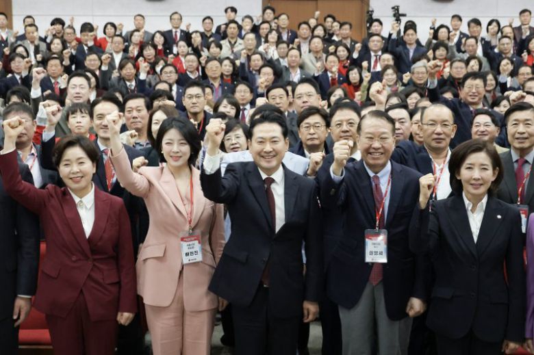 장동혁 국민의힘 대표가 31일 서울 강남구 세텍 컨벤션센터에서 열린 국민의힘 서울시당 당협위원장 및 선출직 공직자 워크숍에서 배현진 서울시당위원장 등 참석자들과 함께 구호를 외치고 있다. 뉴시스