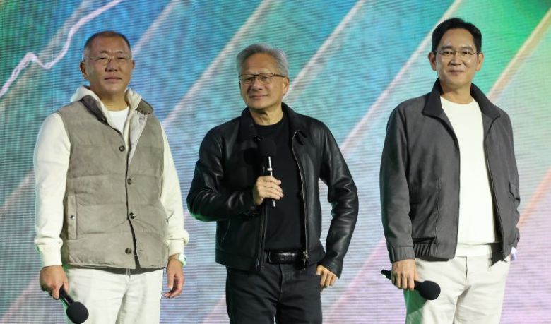 젠슨 황 엔비디아 최고경영자와 이재용 삼성전자 회장, 정의선 현대차그룹 회장이 지난 30일 서울 코엑스에서 열린 엔비디아 그래픽처리장치(GPU) '지포스' 출시 25주년 행사에서 단상에 올라 인사를 하고 있다. 연합뉴스