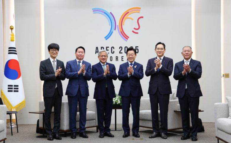 이재명 대통령이 31일 APEC 정상회의장인 경주화백컨벤션센터에서 젠슨 황 엔비디아 최고경영자 접견에 앞서 국내 기업 대표들과 함께 기념촬영을 하고 있다. 왼쪽부터 이해진 네이버 이사회 의장, 최태원 SK그룹 회장, 젠슨 황, 이재명 대통령, 이재용 삼성전자 회장, 정의선 현대차그룹 회장. 연합뉴스