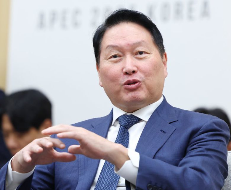 최태원 대한상공회의소 회장 겸 SK그룹 회장이 31일 APEC 정상회의장인 경주화백컨벤션센터에서 진행된 이재명 대통령과 젠슨 황 엔비디아 최고경영자의 면담에 참석해 발언하고 있다. 연합뉴스