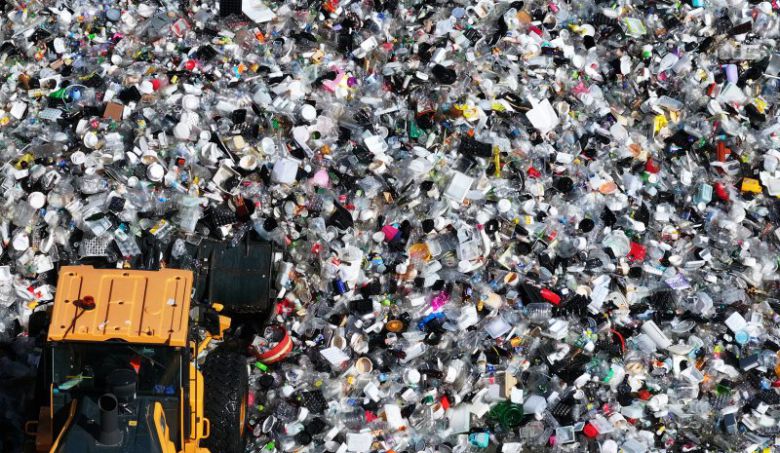 '자원순환의 날'을 하루 앞둔 5일 경기도 수원시 자원순환센터에서 관계자들이 플라스틱 재활용 쓰레기 반입ㆍ반출 작업을 하고 있다. 2025.9.5 /연합뉴스