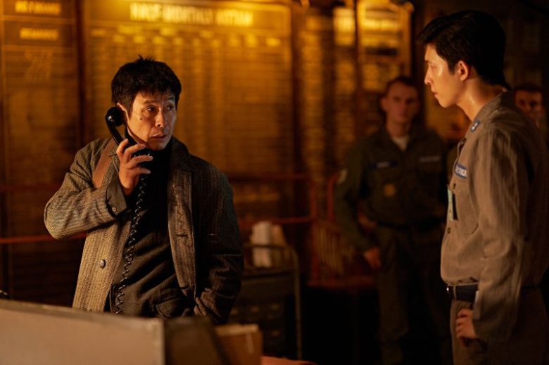 설경구·홍경 블랙코미디 '굿뉴스' 2주 연속 글로벌 톱10. 넷플릭스 제공                                  설경구·홍경 블랙코미디 '굿뉴스' 2주 연속 글로벌 톱10. 넷플릭스 제공