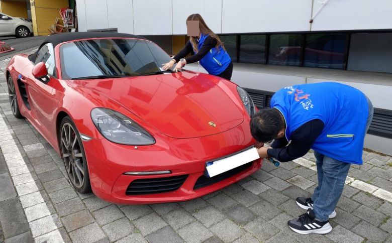 자동차세·과태료 체납차량 단속에 적발된 포르쉐./사진=제주특별자치도 제공, 뉴스1