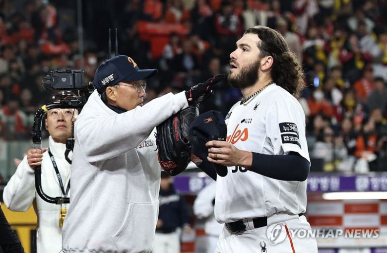 3차전 경기에서 6이닝을 마치고 더그아웃으로 향하는 폰세.연합뉴스