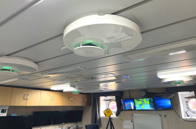 현장에서 운항하고 있는 한 선박의 천장에 설치된 공기질 정화 시스템 '스마트 에어 세이프(Smart air safe)' 엔팩에스앤지 제공