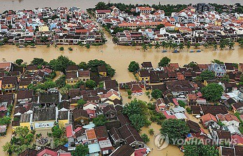 홍수로 침수된 베트남 호이안 주택들.연합뉴스