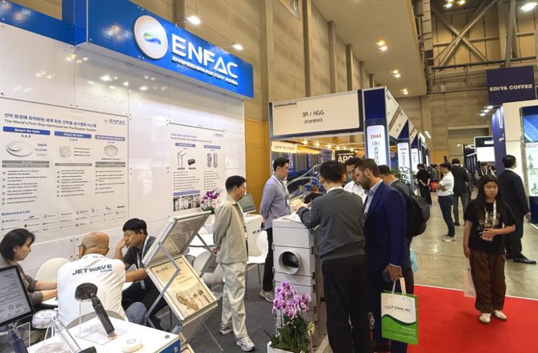 지난달 21~24일 부산 벡스코 일대에서 열린 '2025 코마린'에서 엔팩에스앤지 관계자들이 자사 기술을 국내외 바이어들에게 소개하고 있다.