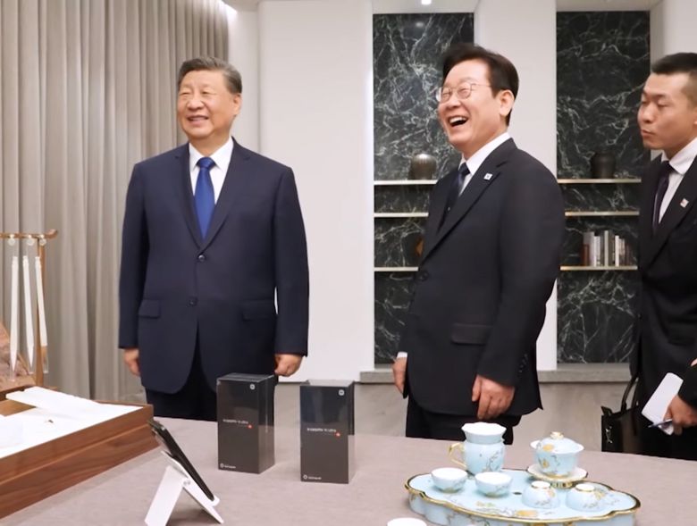 이재명 대통령이 지난 1일 경주 아시아태평양 경제협력체(APEC)를 계기로 열린 한중 정상회담에서 시진핑 중국 국가주석으로부터 선물 받은 샤오미 15 울트라에 대한 얘기를 하면서 웃고 있다. 유튜브 화면 캡처