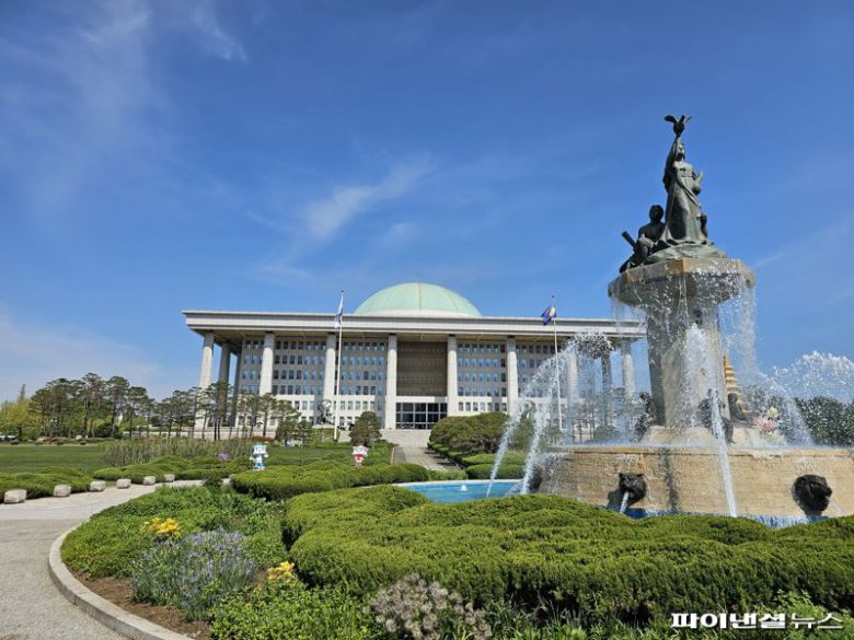 서울 여의도 국회의사당 본관 전경.