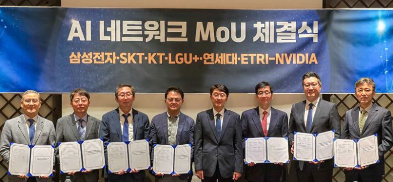 엔비디아와 KT 등 국내 6개사 관계자들이 'AI 네트워크 MOU'를 체결한 후 기념촬영하고 있다. 연세대 홍종일 연구처장(왼쪽부터), 한국전자통신연구원(ETRI) 백용순 입체통신연구소장, KT 미래네트워크연구소장 이종식 전무, NVDIA 김회준 전무, 과학기술정보통신부 최우혁 네트워크정책실장, LGU+ 네트워크선행개발담당 이상헌 상무, SKT 인프라기술본부장 류탁기 전무, 삼성전자 네트워크사업부 김승일 상무. KT 제공