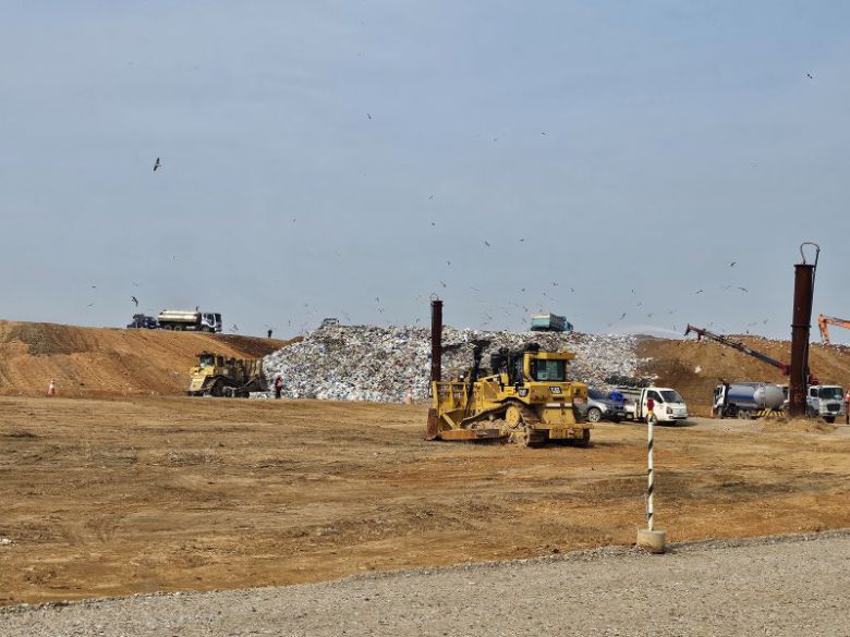 같은 날 수도권매립지 3매립장에서 중장비들이 쓰레기를 흙으로 덮고 있는 모습. 사진=이유범 기자