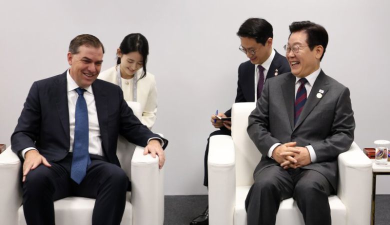 이재명 대통령이 29일 경북 경주예술의전당에서 맷 가먼 아마존웹서비스(AWS) 대표를 접견하고 있다. 뉴시스                                  맷 가먼 AWS CEO가 29일 경북 경주예술의전당에서 열린 아시아태평양경제협력체(APEC) CEO 써밋에서 주제발표를 하고 있다. 뉴시스