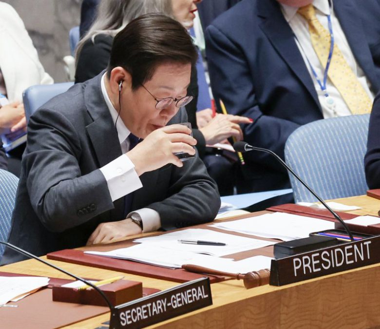 이재명 대통령이 9월 24일(현지시간) 미국 뉴욕 유엔본부에서 안전보장이사회 공개토의를 주재하며 잠시 물을 마시고 있다. 연합뉴스