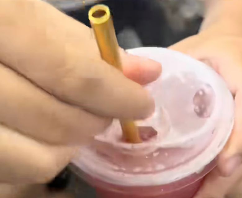 중국 저장성의 남성 쇼우가 직접 제작한 2000만원 짜리 금 빨대. /사진=더우인·SCMP 캡처