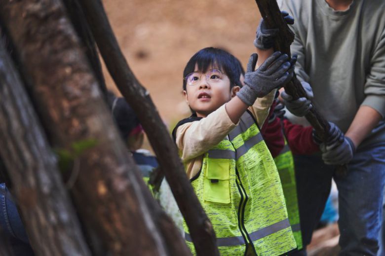 현대위아 임직원과 가족들이 지난 1일 경기 이천시 포레스트벤처스 식물연구센터에서 오동나무 묘목을 분갈이하고 있다. 현대위아 제공