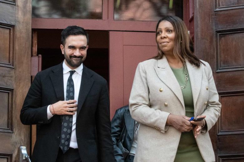 조란 맘다니 민주당 뉴욕시장 후보(왼쪽). AFP연합뉴스                                      뉴욕시장 선거 사전투표4일(현지시간) 시장 선거를 앞두고 사전 투표 마지막 날인 2일 미국 뉴욕 맨해튼 자치구의 맨해튼 커뮤니티 칼리지에서 유권자들이 투표를 위해 줄을 서 있다. 민주당의 뉴욕 시장 후보 조란 맘다니는 무소속 후보 앤드류 쿠오모와 공화당 후보 커티스 슬리와를 상대로 앞서 나가고 있다. 인도계 무슬림인 그는 고물가에 시달리는 뉴욕 서민층의 생활 형편을 개선하는 데 중점을 둔 공약들을 내걸며 선거판에 돌풍을 몰고 왔다. AFP연합뉴스