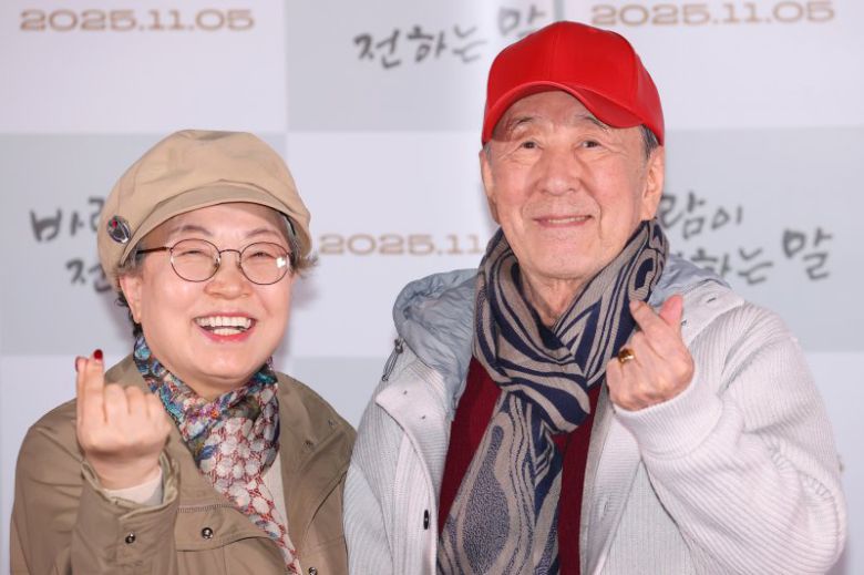 작곡가 김희갑과 작사가 양인자 부부가 28일 서울 용산구 CGV용산아이파크몰에서 열린 다큐멘터리 영화 '바람이 전하는 말' 언론시사회 및 기자간담회에서 포즈를 취하고 있다. 연합뉴스