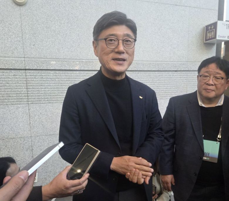 정재헌 SK텔레콤 신임 최고경영자(CEO)가 3일 서울 강남구 코엑스에서 열린 'SK AI 서밋 2025'에서 기자들을 만나고 있다. 사진=구자윤 기자