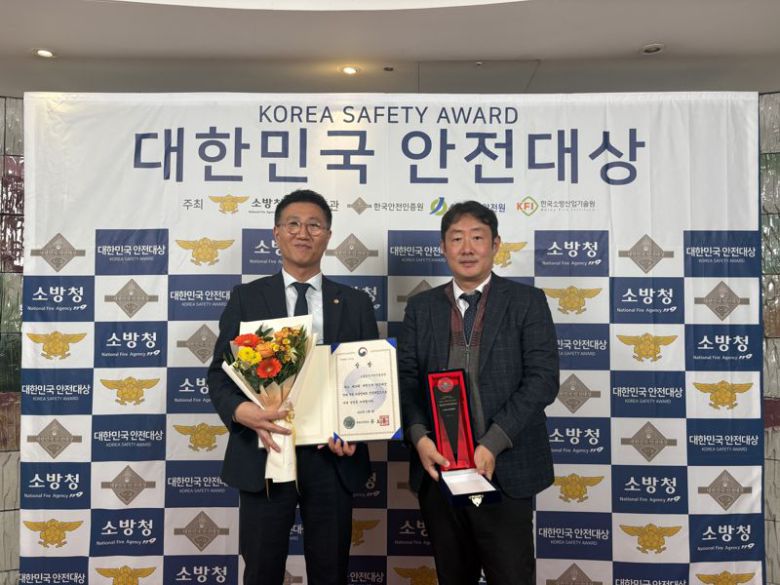 소상공인시장진흥공단 김현석 시장상권본부장(왼쪽)과 임유석 시장경영총괄팀장이 지난 3일 서울 한국프레스센터에서 개최된 '제24회 대한민국 안전대상' 시상식에서 행정안전부장관상을 수상한 뒤 기념촬영을 하고 있다. 소상공인시장진흥공단 제공