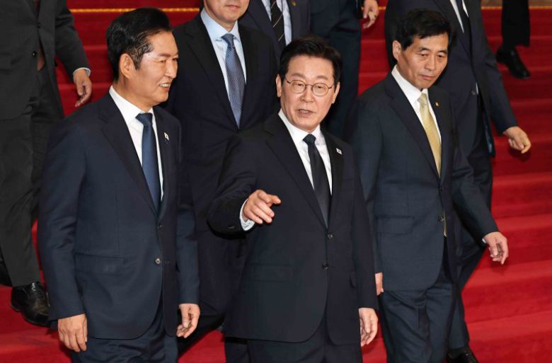 이재명 대통령이 4일 국회에서 열린 2026년도 예산안 및 기금운용계획안에 대한 정부의 시정연설을 마치고 국회를 나서며 정청래 더불어민주당 대표와 대화하고 있다. 뉴스1