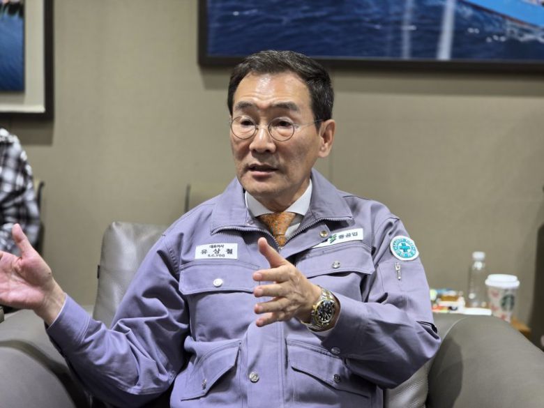 유상철 HJ중공업 조선부문 대표가 지난달 31일 부산 영도조선소에서 취재진과 만나 발언을 하고 있다. HJ중공업 제공