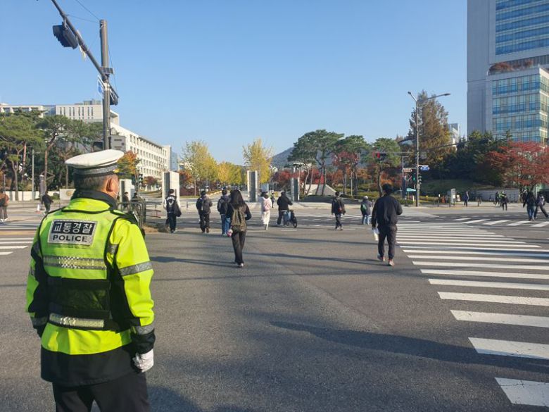 4일 오전 연세대학교 정문 앞 삼거리에서 경찰관이 보행자들을 지켜보고 있다. 사진=최승한 기자