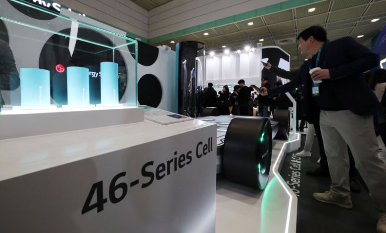 지난 3월 서울 강남구 코엑스에서 개막한 '인터배터리 2025' LG에너지솔루션 부스에 46시리즈 원통형 배터리가 전시돼있다. 사진=뉴스1