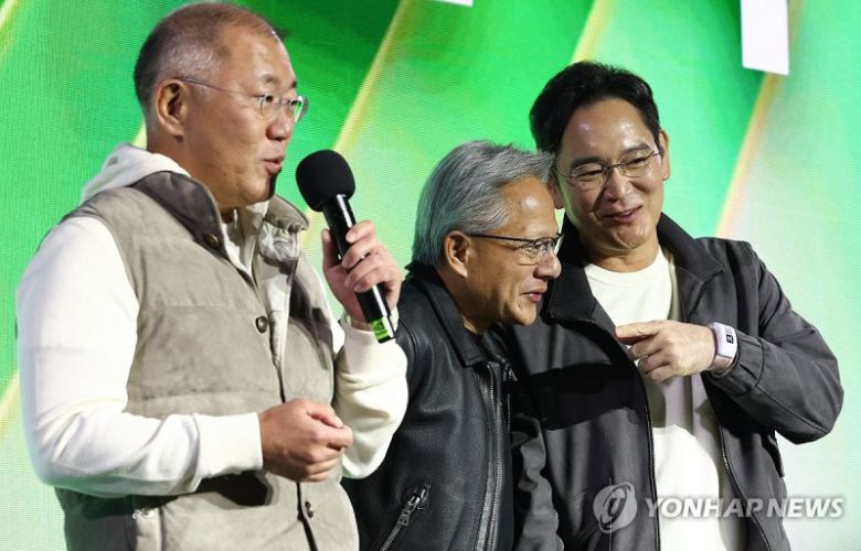 이재용 삼성전자 회장(오른쪽)이 지난달 30일 서울 삼성동 코엑스에서 엔비디아 그래픽카드인 지포스 한국 출시 25주년 기념행사에 젠슨 황 엔비디아 최고경영자, 정의선 현대차그룹 회장과 무대에 올랐다./사진=연합뉴스