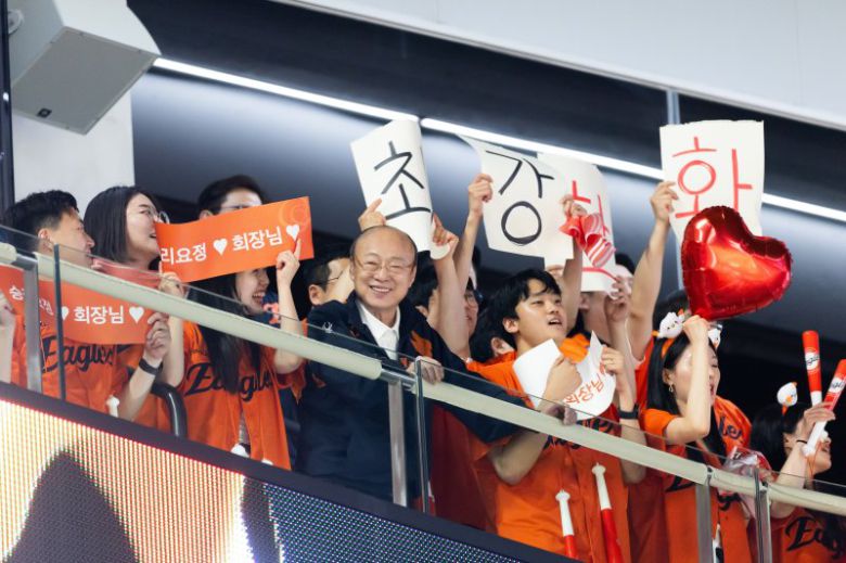 [서울=뉴시스] 김승연 한화그룹 회장이 한화이글스의 2025 한국시리즈 준우승을 축하하며 선수단과 스태프 등 총 60명에게 오렌지색 휴대전화를 선물했다. 사진은 한화그룹 김승연 회장이 임직원들과 함께 한화이글스 경기를 응원하고 있는 모습.(사진=한화그룹 제공). 2025.11.05. photo@newsis.com *재판매 및 DB 금지 /사진=뉴시스