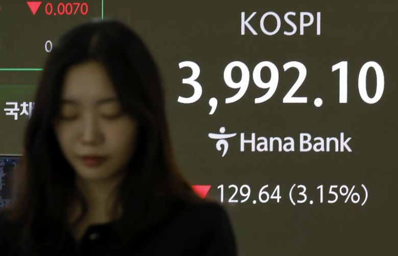 5일 오전 서울 중구 하나은행 딜링룸에 코스피 시황이 표시되고 있다. /사진=뉴스1