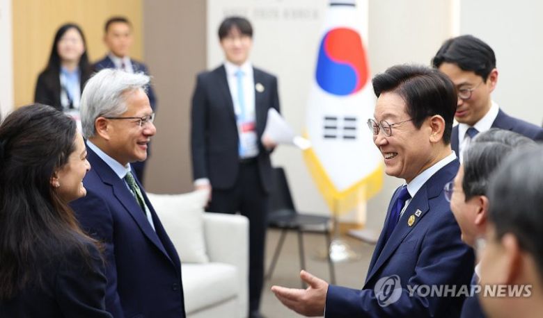 이재명 대통령이 지난달 31일 2025 아시아태평양경제협력체(APEC) 정상회의 장소인 경북 경주화백컨벤션센터에서 젠슨 황 엔비디아 최고경영자와 악수하고 있다. 대통령실 제공./사진=연합뉴스