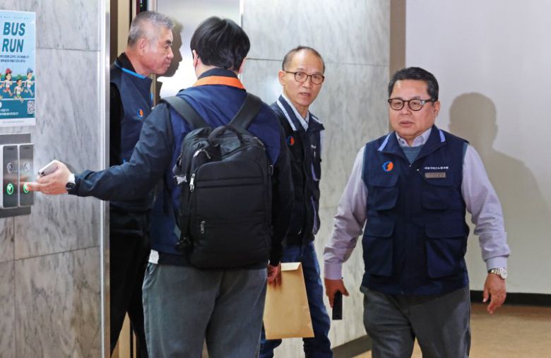 7일 오후 서울 송파구 서울버스운송사업조합에서 열린 서울시내버스 중앙노사교섭회의에서 서울시 버스노조 교섭위원들이 입장하고 있다. 뉴스1