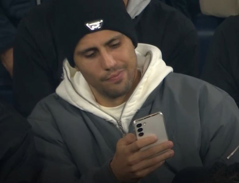 중계 화면에서 잡힌 로드리(맨체스터 시티)가 경기장에서 스마트폰을 보는 모습 캡처