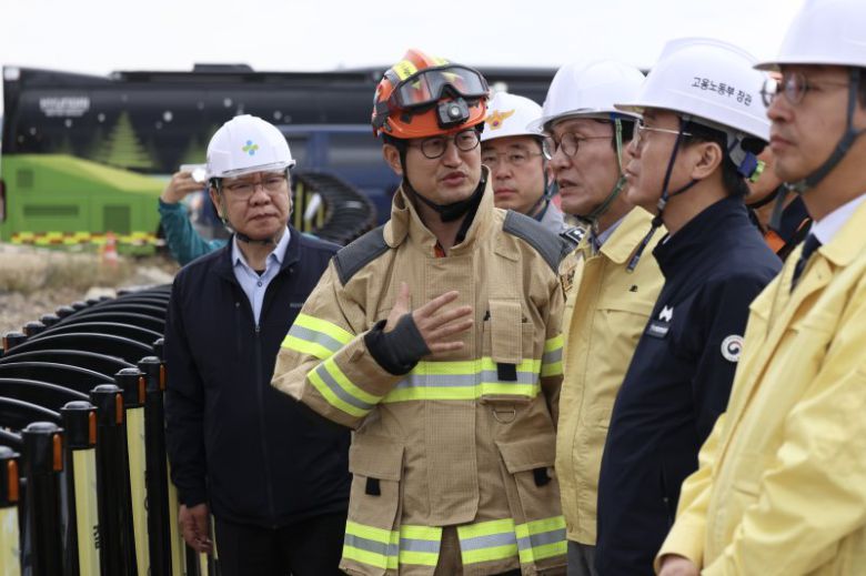 김민석 국무총리가 8일 울산 남구 화력발전소 매몰사고 현장을 찾아 구조 상황을 점검하고 있다. 연합뉴스