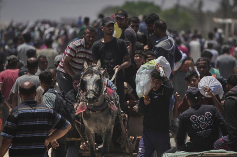 팔레스타인 가자지구 남부 라파 내 현지인들이 지난 1일(현지시간) 미국 구호단체 가자인도주의재단(GHF)이 제공한 식량과 구호물자를 받고 있다. 뉴시스