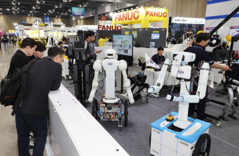 지난 5일 경기도 일산 킨텍스에서 열린 '2025 로보월드'에 전시된 한국기계연구원의 휴머노이드 로봇을 참석자들이 살펴보고 있다. 사진=박범준 기자                                       생산기술연구원의 무릎 보조로봇 AirKNEE 착용 모습. 생산기술연구원 제공                                       지난 7일 '2025 스마트건설·안전·AI 엑스포'에서 소개된 '로보틱스 주거 구현을 위한 RA-BIM 최적화 기술' 전시 부스 모습. 스테이지핸즈 제공