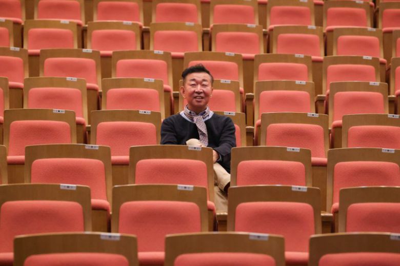 14년 만에 연극 '야끼니꾸 드래곤'을 국내에 선보이는 재일교포 2.5세 정의신 연출이 6일 서울 서초구 예술의전당에서 포즈를 취하고 있다. 예술의전당 제공.