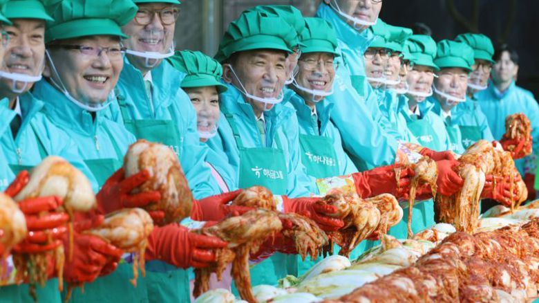 10일 함영주 회장 등 하나그룹금융 임직원들이 서울 중구 을지로 명동사옥 앞에서 열린 '2025 모두하나데이' 사랑의 김장나눔 행사에 참가해 김장을 하고 있다. 이날 행사에는 그룹 및 관계사 임직원 등 약 250여명이 참석했다. 사진=서동일 기자