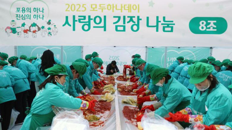 10일 함영주 회장 등 하나그룹금융 임직원들이 서울 중구 을지로 명동사옥 앞에서 열린 '2025 모두하나데이' 사랑의 김장나눔 행사에 참가해 김장을 하고 있다. 이날 행사에는 그룹 및 관계사 임직원 등 약 250여명이 참석했다. 사진=서동일 기자